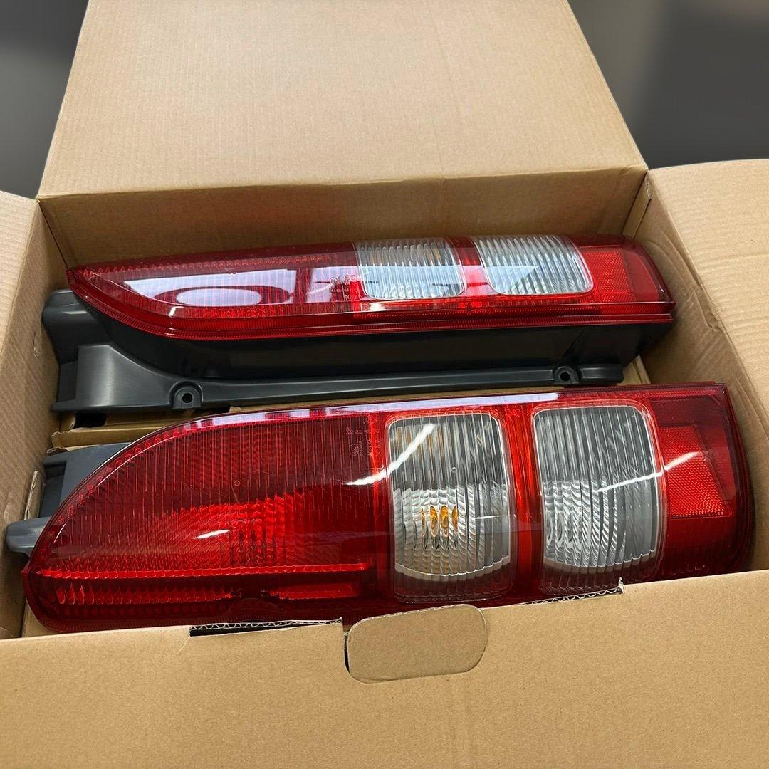 ハイエース 純正テールランプ 左右セット koito 26-120