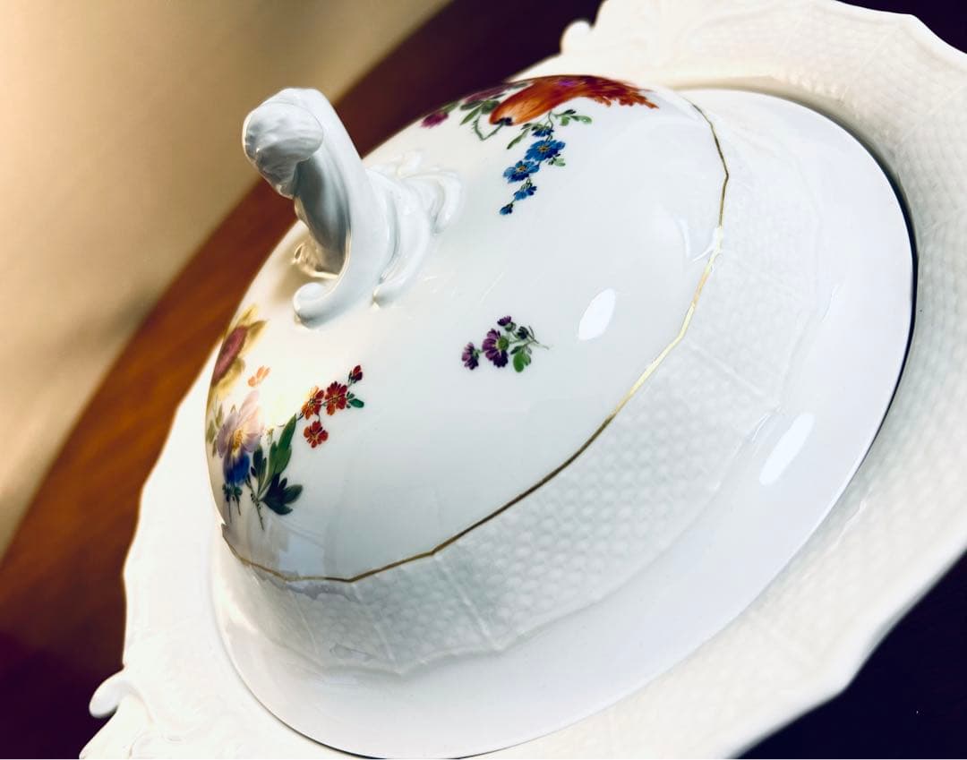 マイセン ノイブランデンシュタイン　レリーフ 三つ花 ベジタブルボウル 蓋付き