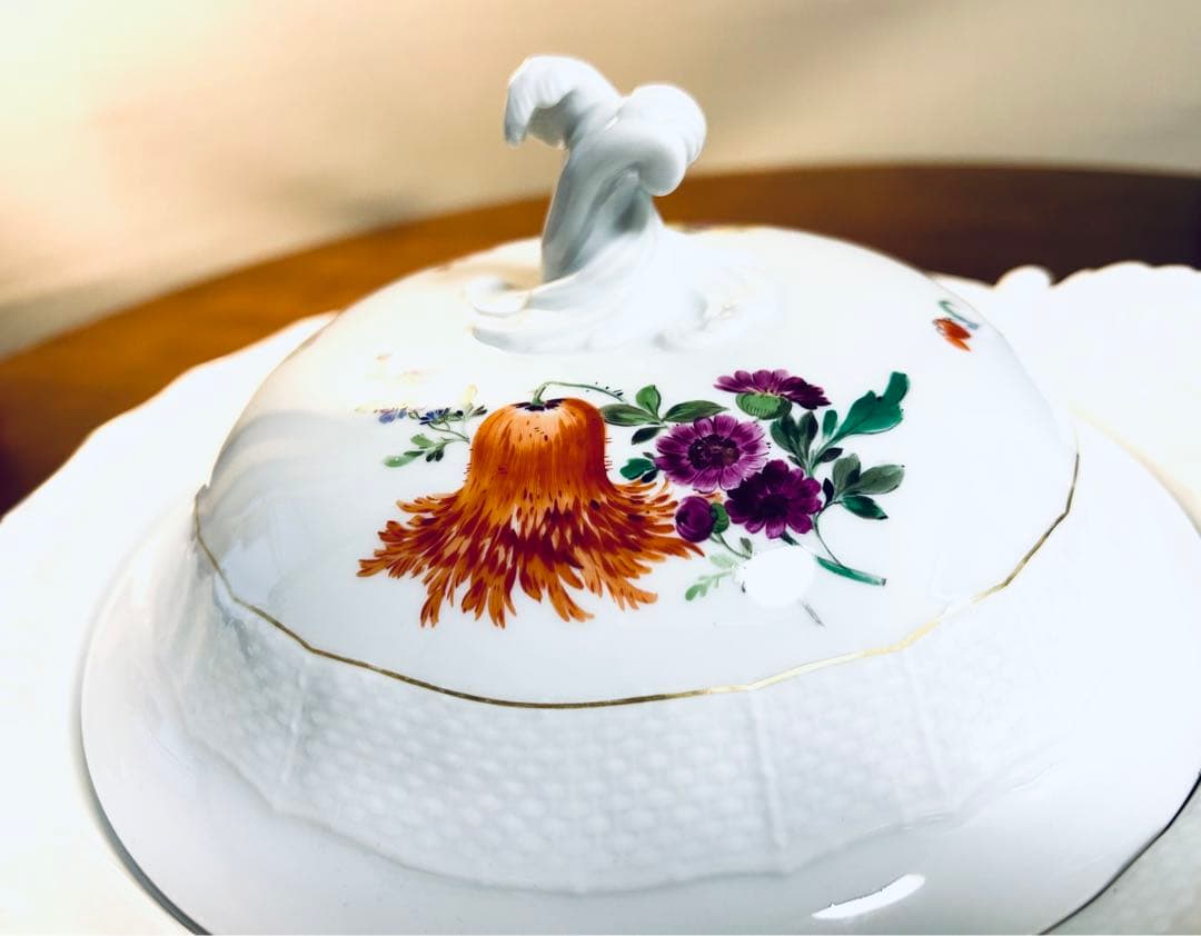 マイセン ノイブランデンシュタイン　レリーフ 三つ花 ベジタブルボウル 蓋付き