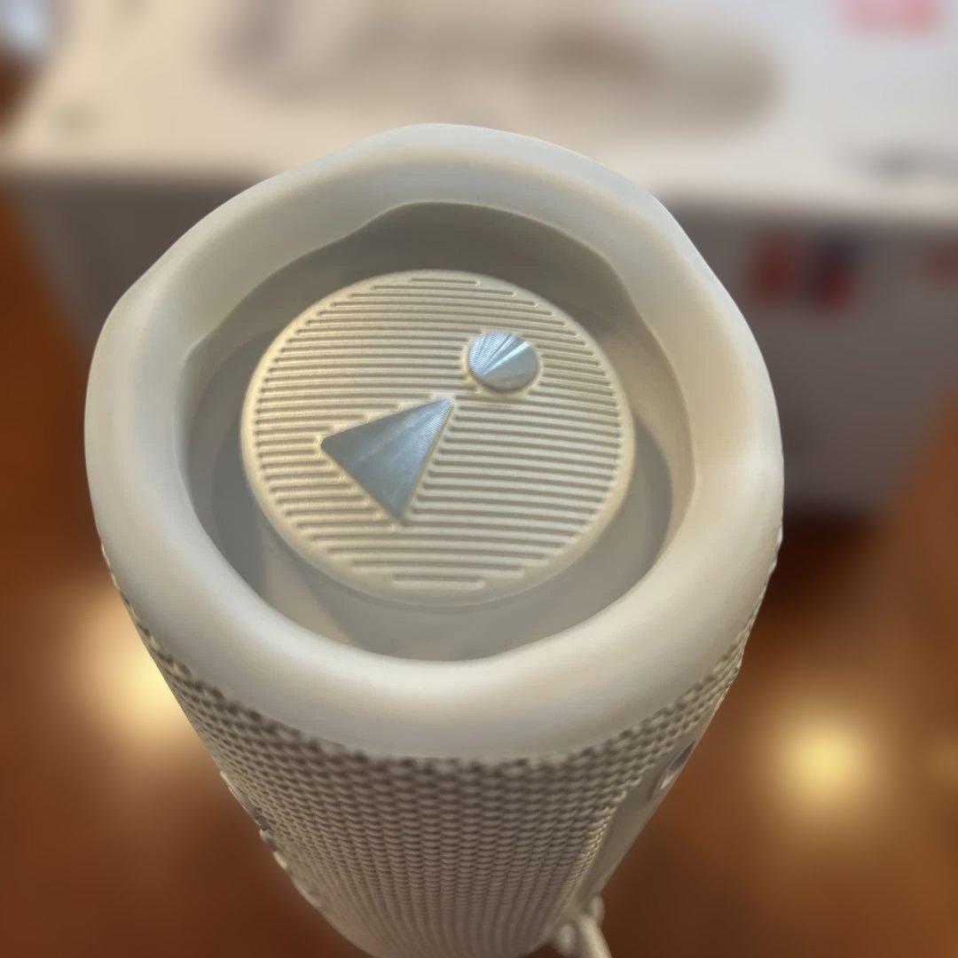 JBL FLIP6 スピーカー ポータブル ホワイト箱付き　美品　期間限定価格