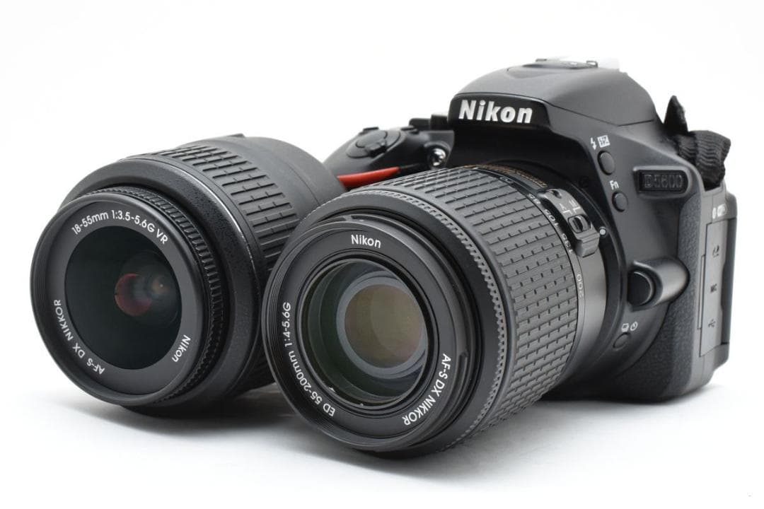 美品　ニコン D5600 ダブルズームキット /SD64GB/専用ガラスフィルム