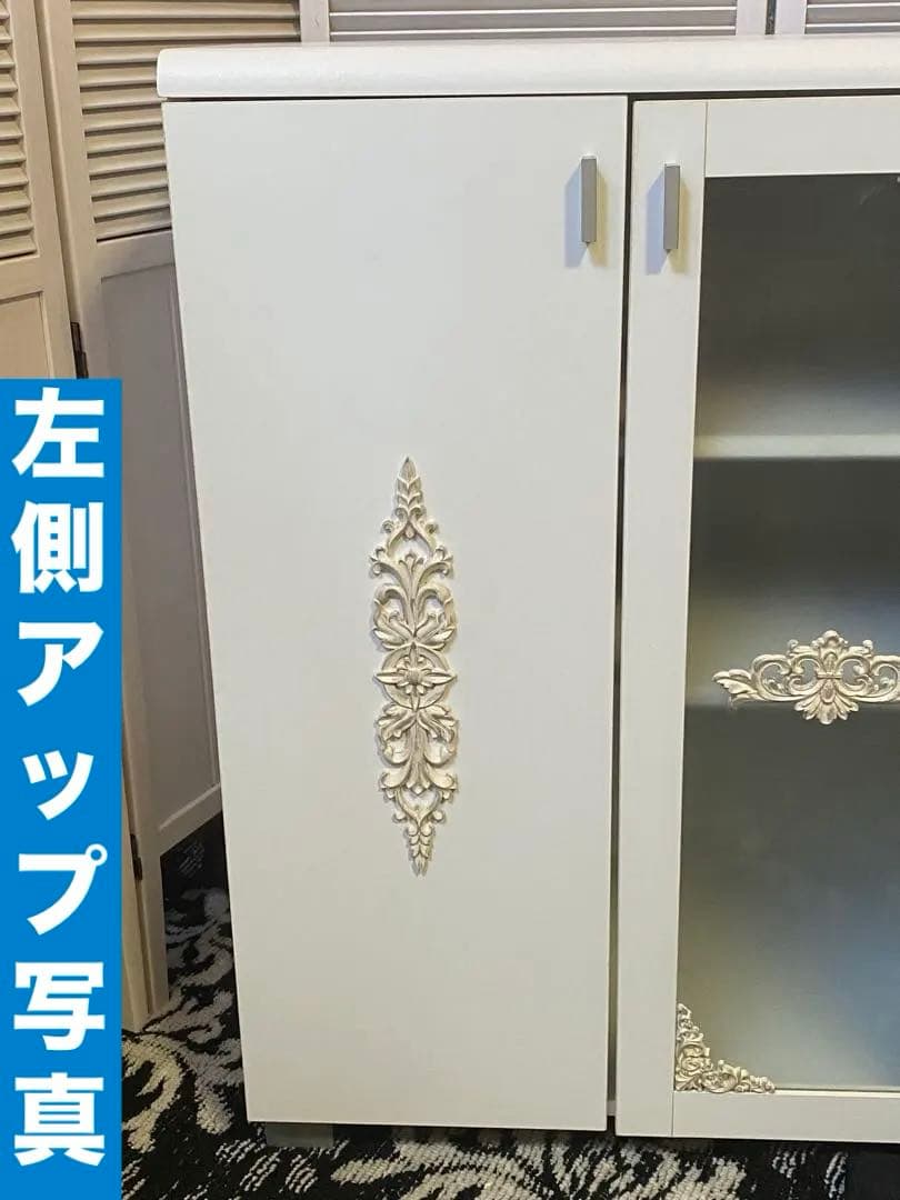 ロココ仕様♦️中央ガラス扉 ホワイト＆シルバー 高級 キャビネット♦️大容量♦️送料込