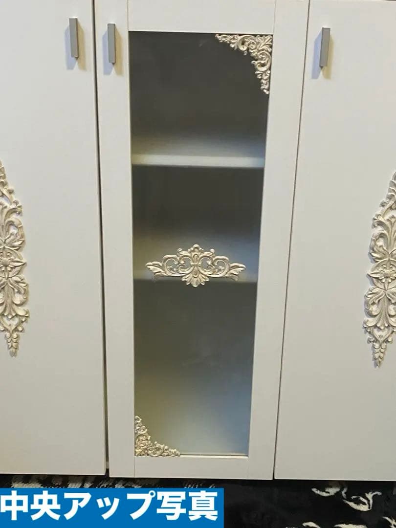 ロココ仕様♦️中央ガラス扉 ホワイト＆シルバー 高級 キャビネット♦️大容量♦️送料込