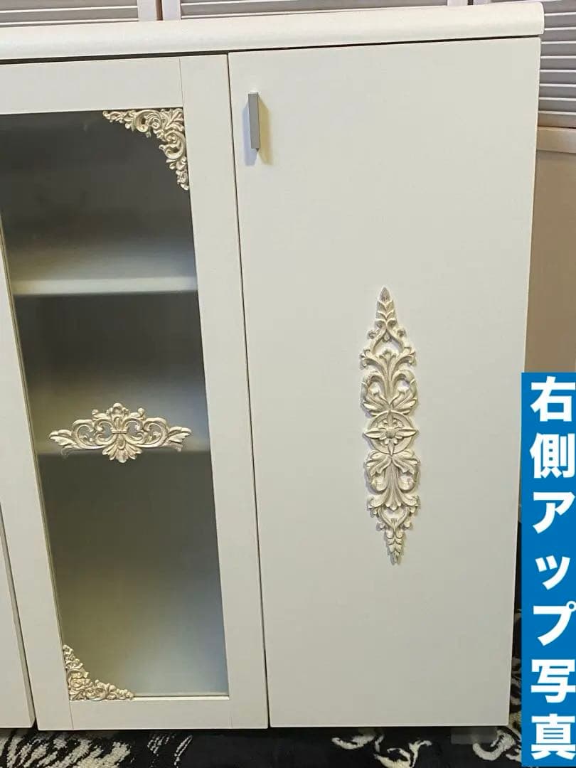ロココ仕様♦️中央ガラス扉 ホワイト＆シルバー 高級 キャビネット♦️大容量♦️送料込