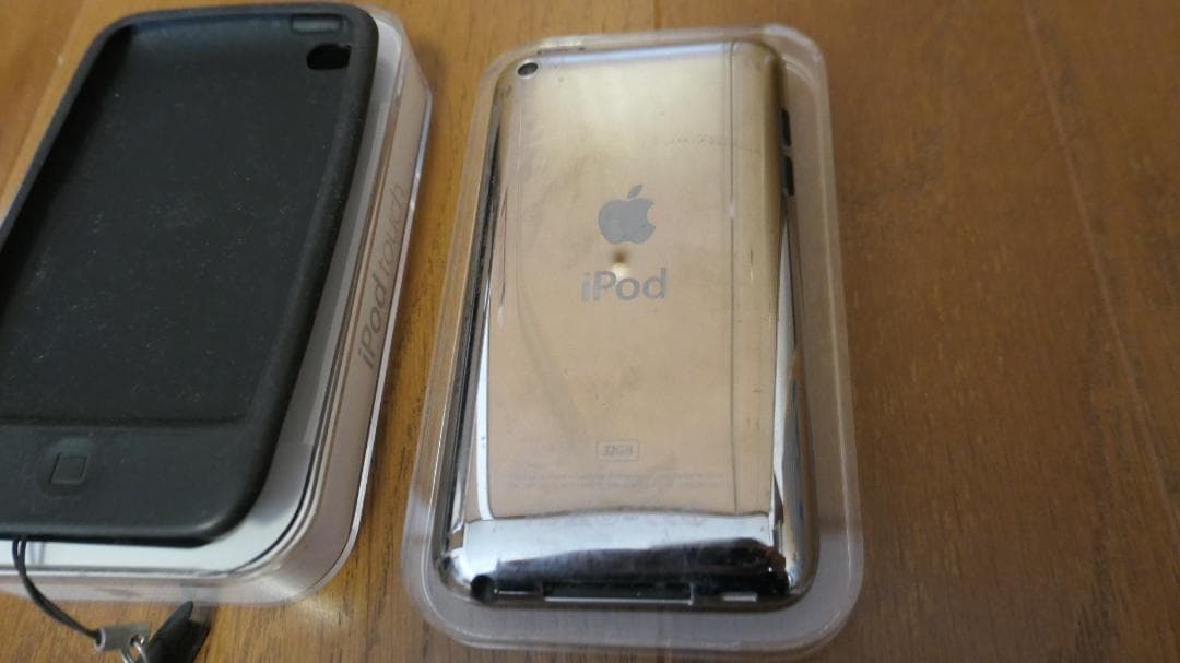 Apple iPod Touch 第4世代 32GB（ケース・イヤホン付き）