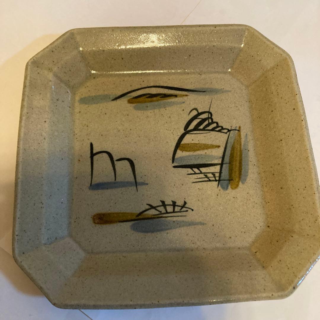 ベージュの八角形陶器皿