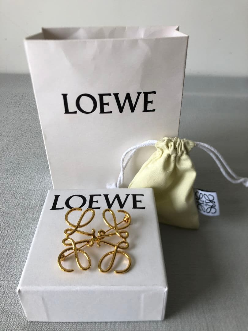 LOEWE ロエベ　ブローチ　ゴールド　上品　レディース fashion