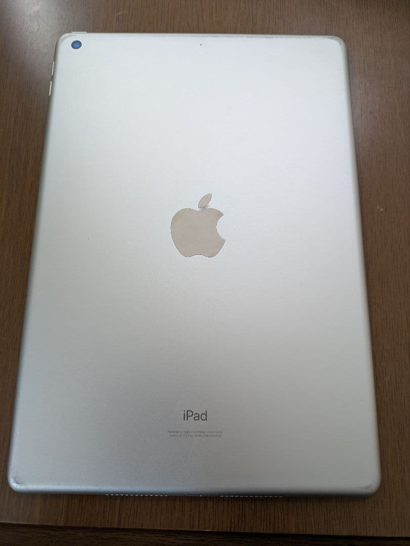Apple iPad 第8世代　シルバー 本体 充電器付き　wifiモデル