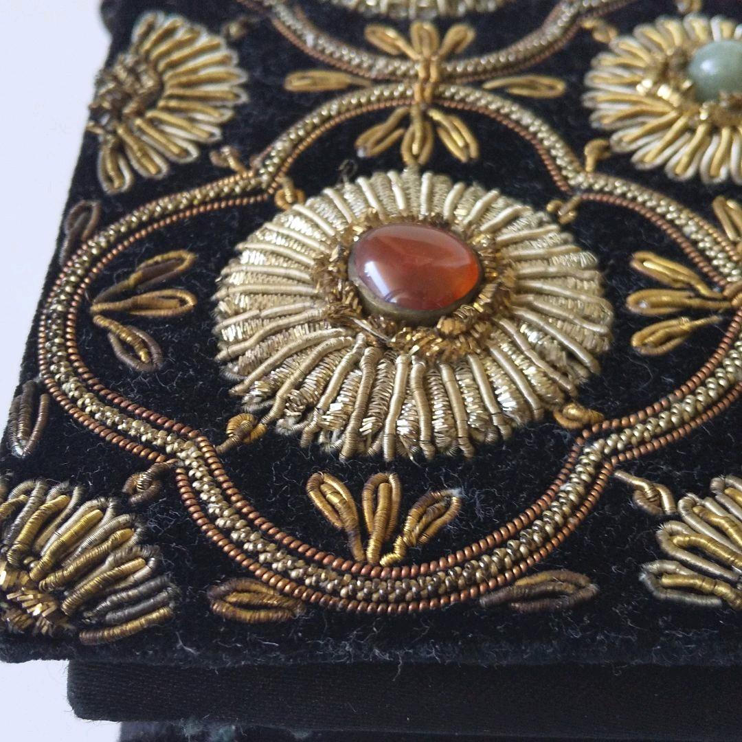 豪華な刺繍と貴石のパーティーバッグ