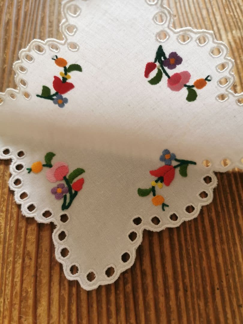 アンティークハンガリー/ カロチャ刺繍 スカラップアイレットドイリー