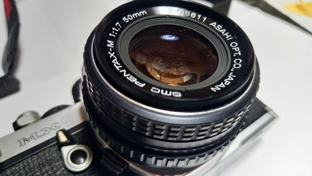 Pentaxの一眼レフです。ズームはありません。期限不明のフイルム１本付き。