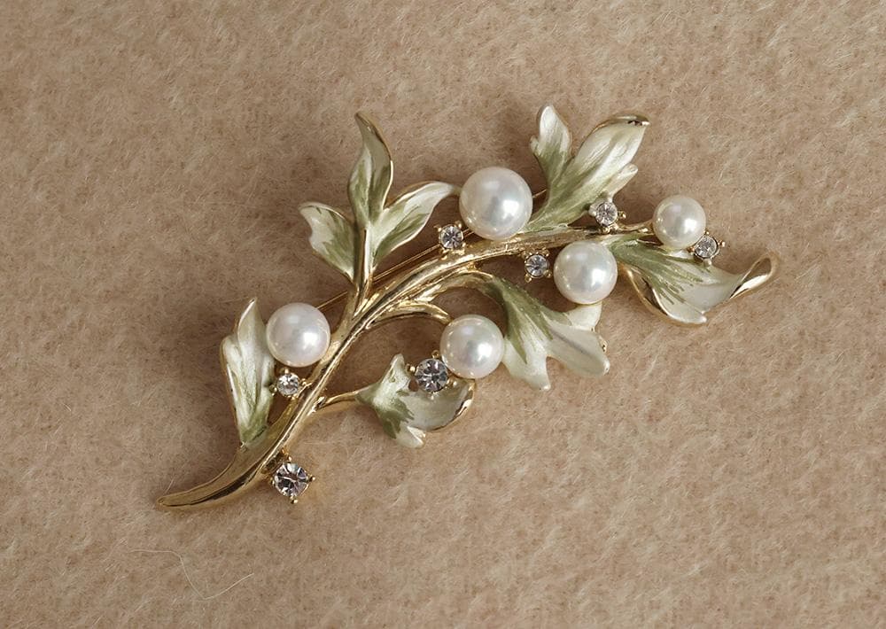 ヴァンドームブティック　葉にパールとクリスタルのブローチ
