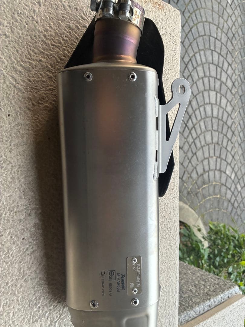 glow　AKRAPOVIC アクラポビッチ　マフラー