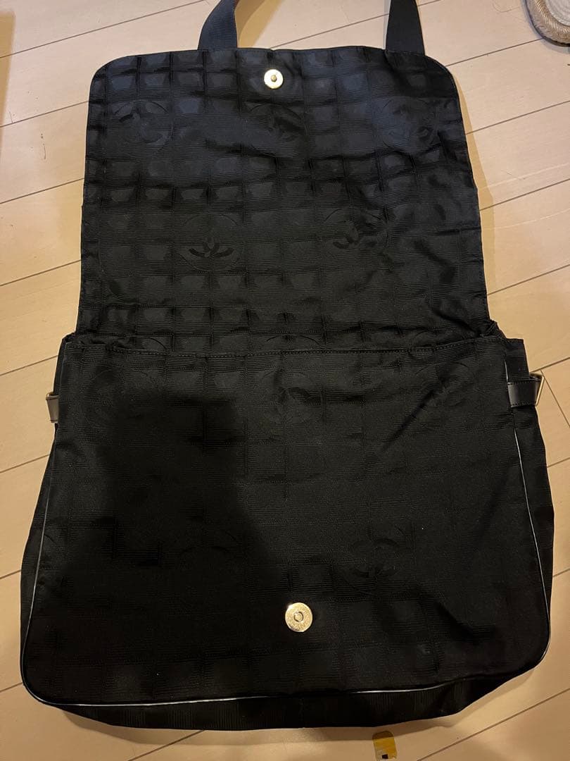 ほぼ未使用　CHANEL ニュートラベルライン　ショルダーバッグ　ブラック