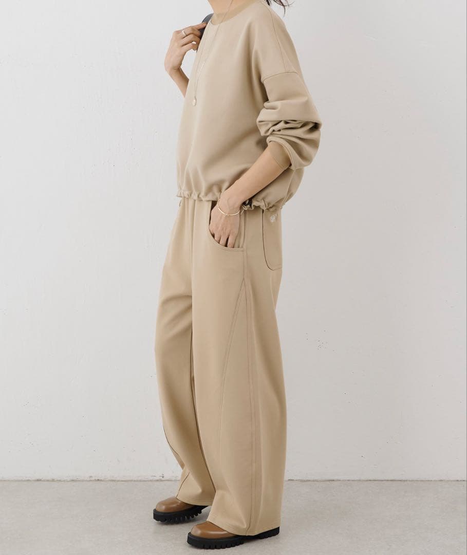 ビアズリー◆刺しゅう入りクロップトレーナー美品ベージュ