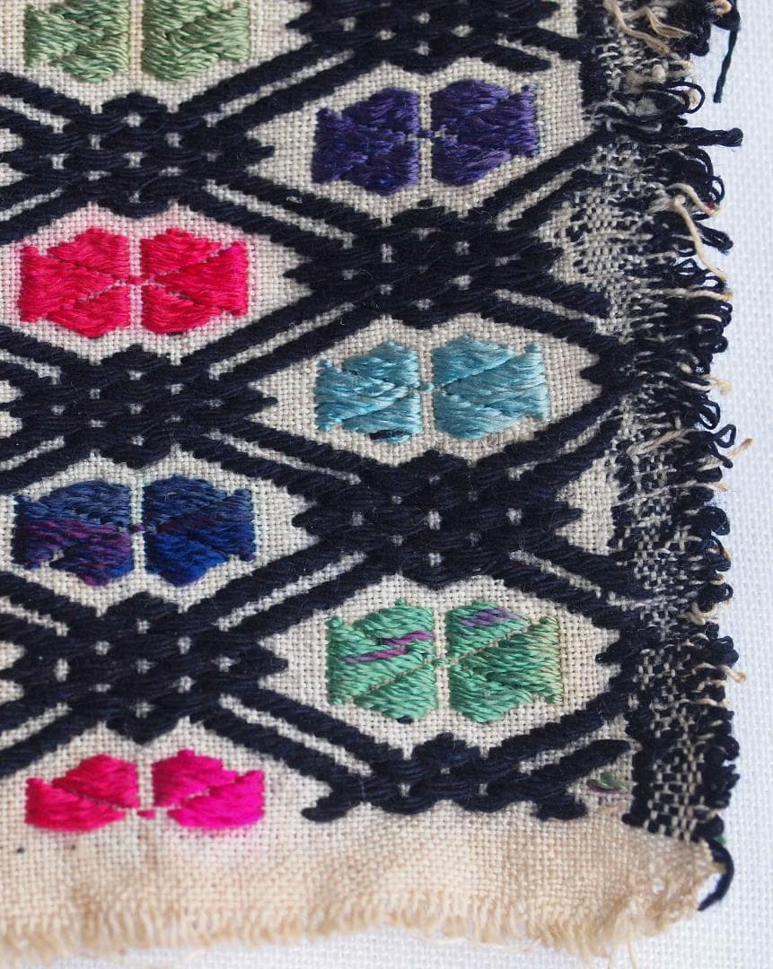 中国貴州省で入手、約300の格子状菱形紋に6花弁紋を加えた、少数民ミャオの刺繍布