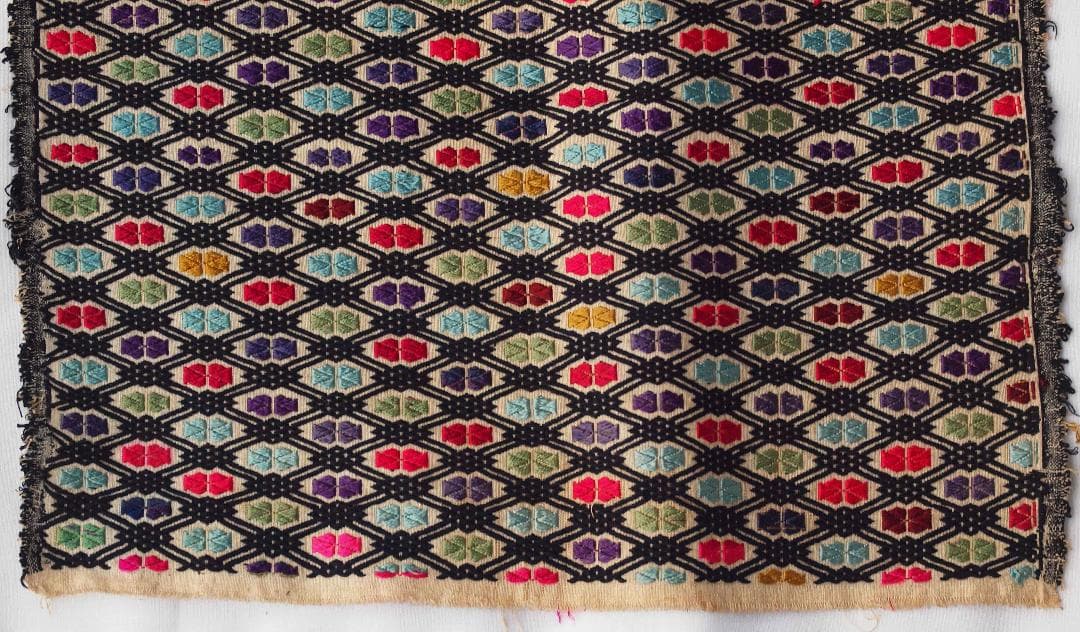 中国貴州省で入手、約300の格子状菱形紋に6花弁紋を加えた、少数民ミャオの刺繍布