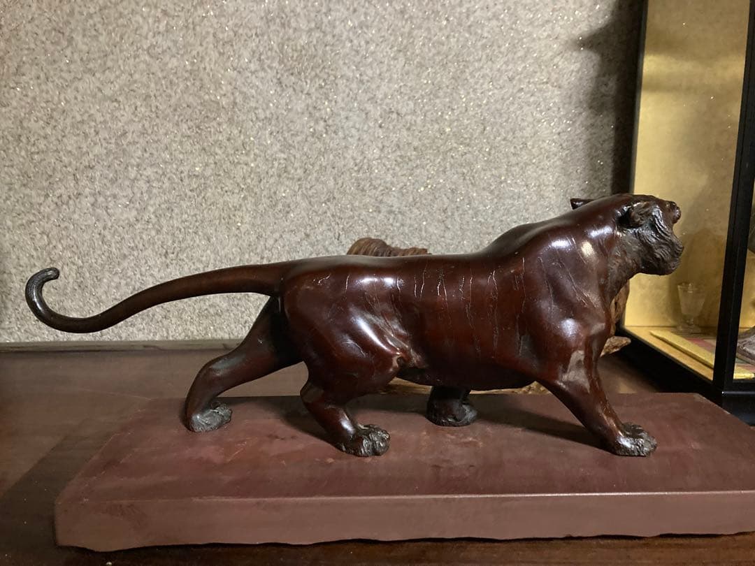 ブロンズ製虎の彫刻 木製台座付き