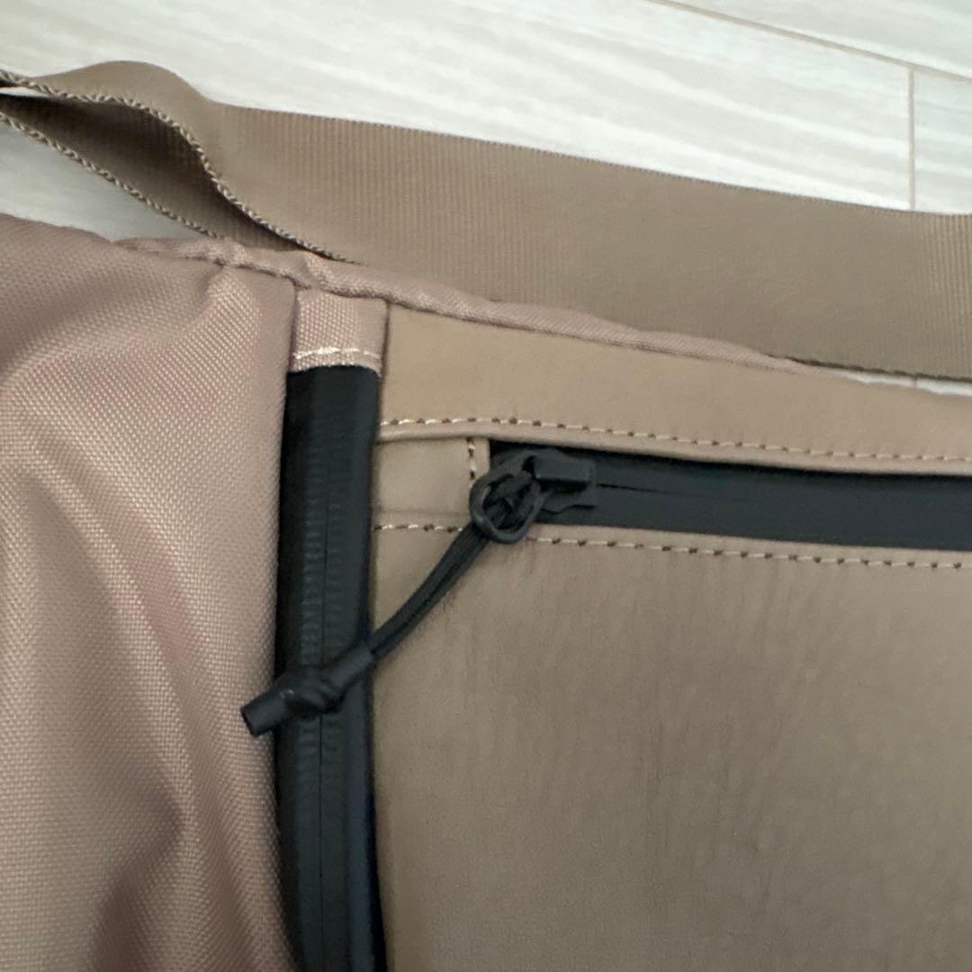 レザーフラップジップショルダーバッグ/ボディバッグ　ベージュ　イアパピヨネ