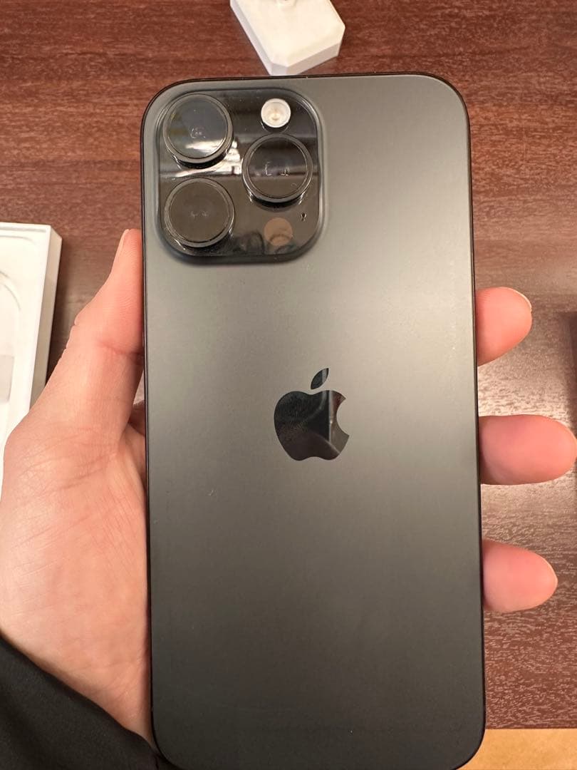 iPhone 16Pro Max、バッテリー状態 100%。