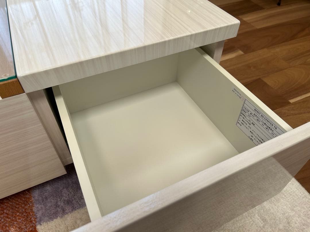 モダンデザインのセンターテーブル