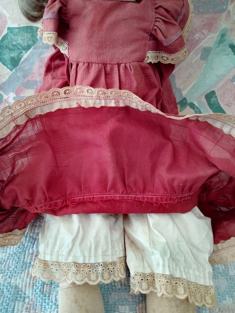 外国製アンティークドール 赤いドレス 金髪長身55cm椅子付き