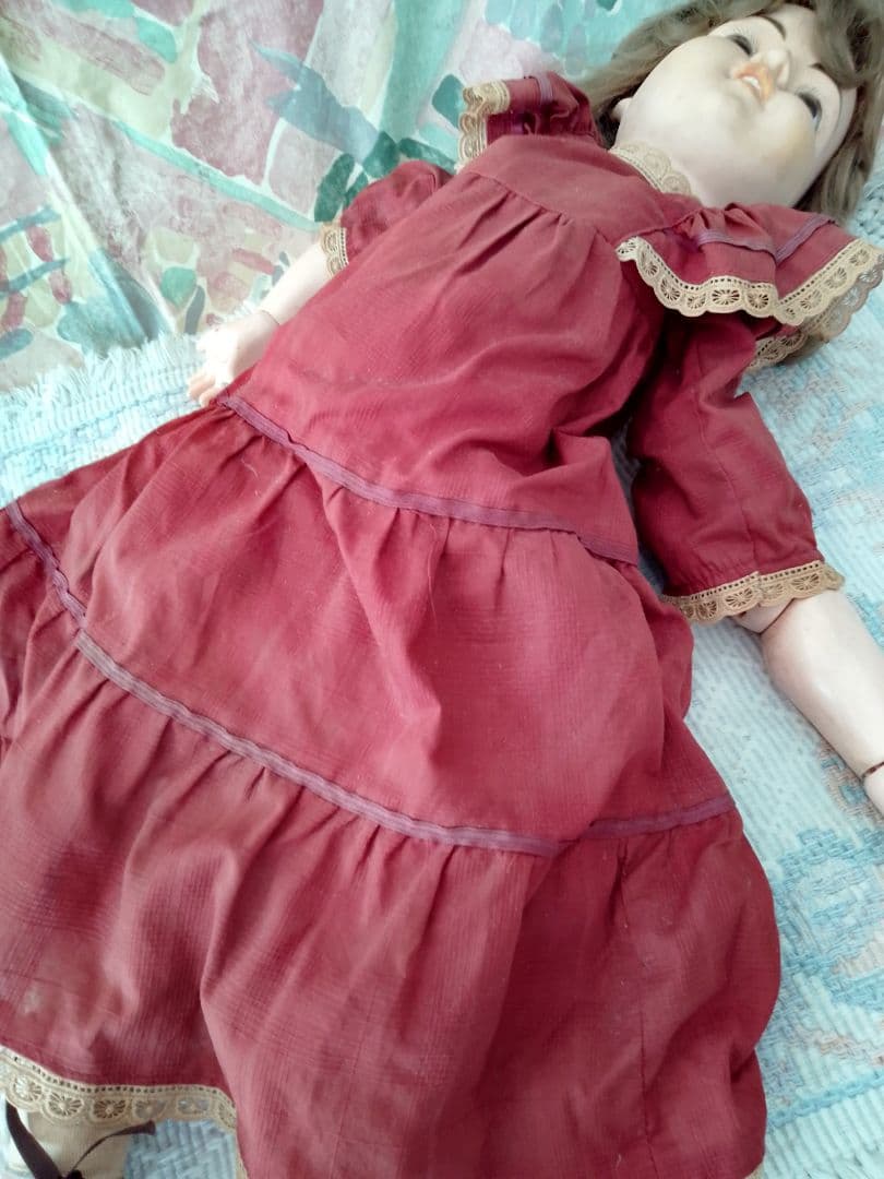 外国製アンティークドール 赤いドレス 金髪長身55cm椅子付き