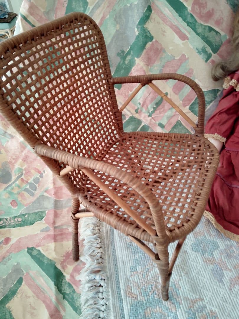 外国製アンティークドール 赤いドレス 金髪長身55cm椅子付き