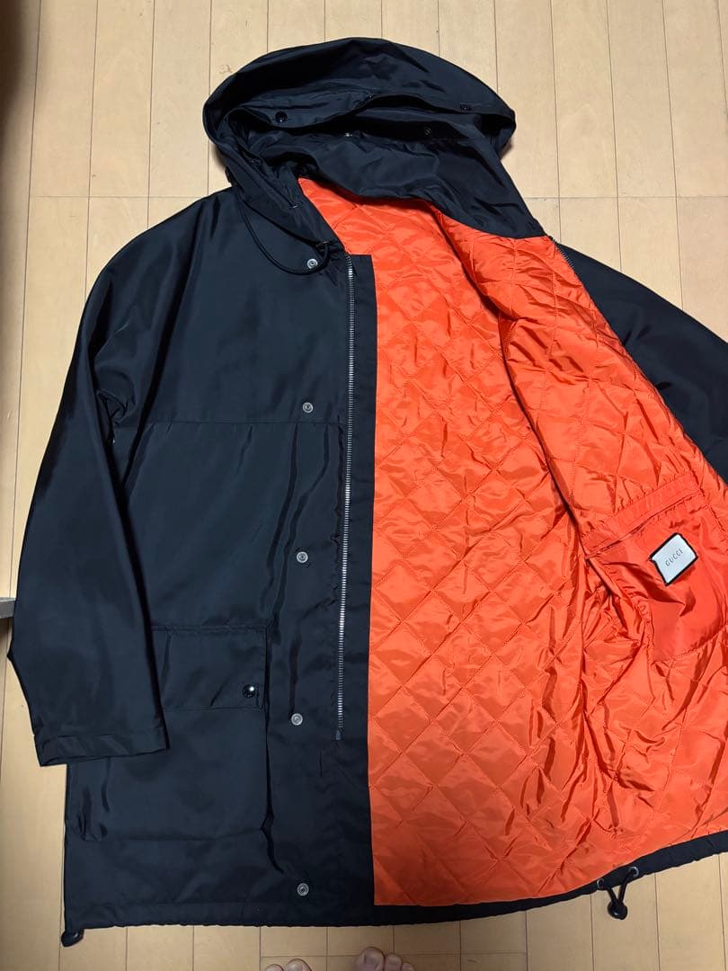 フード付き黒ナイロンジャケット