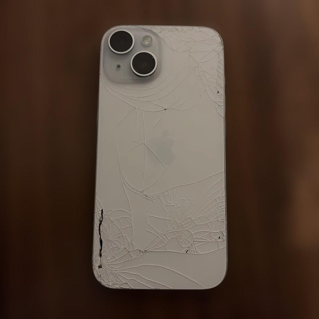 iPhone 15 256GB ホワイトSIMフリー｜背面割れ有（基盤一部露出）