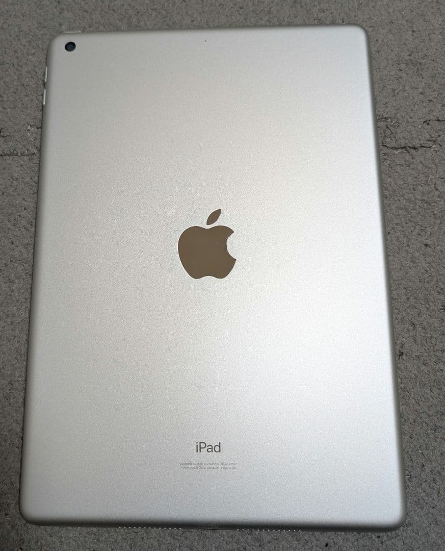 iPad 第8世代 32GB Wi-FIモデルシルバー タイプカバー付き