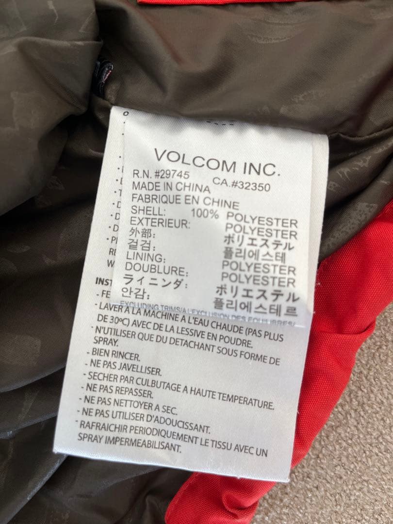 VOLCOM★赤、黒 スノーボードウエアーS子供用 上下セット