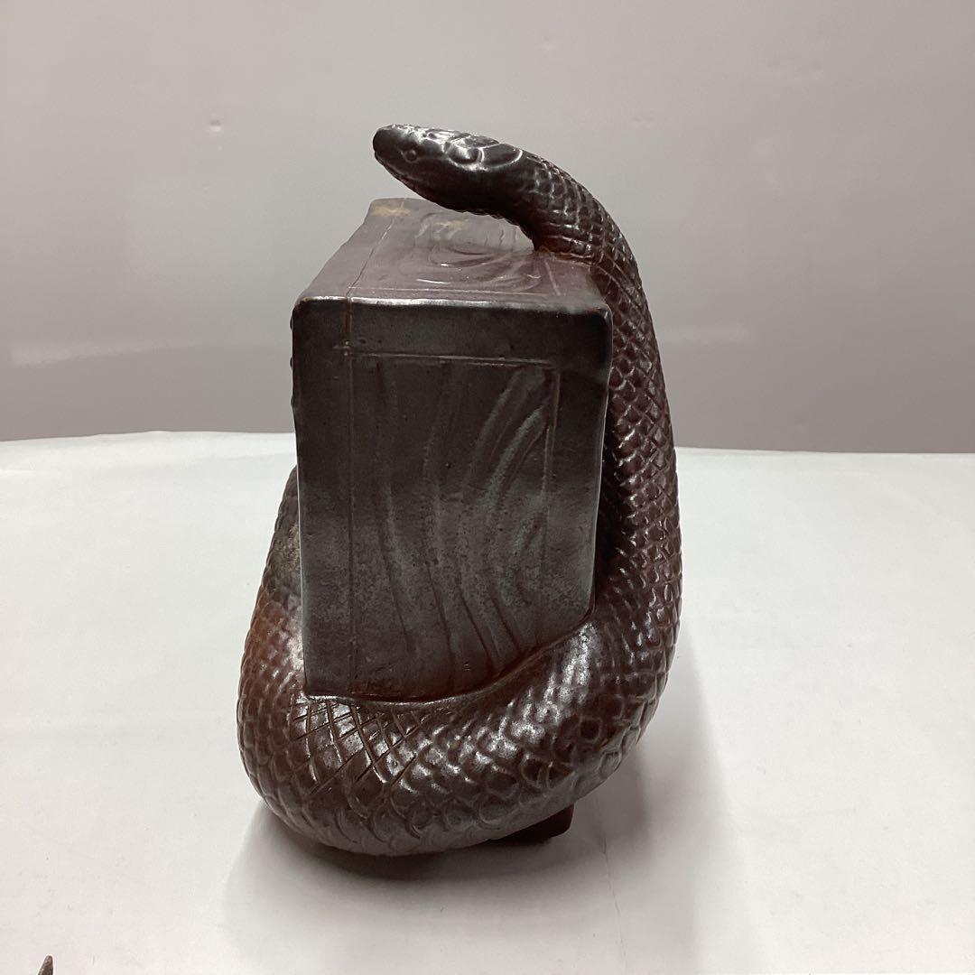 備前焼　千両箱に巻きついたヘビ　置き物　　［匿名便］