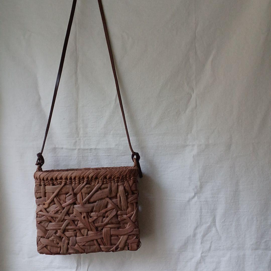 乱れ編みの国産山葡萄ショルダーバッグ