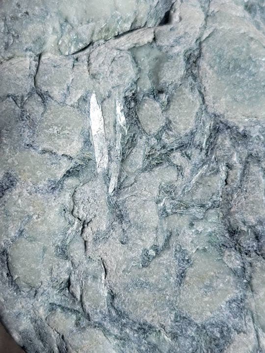 1884g 宮崎海岸　海石　翡翠　原石　糸魚川　翡翠