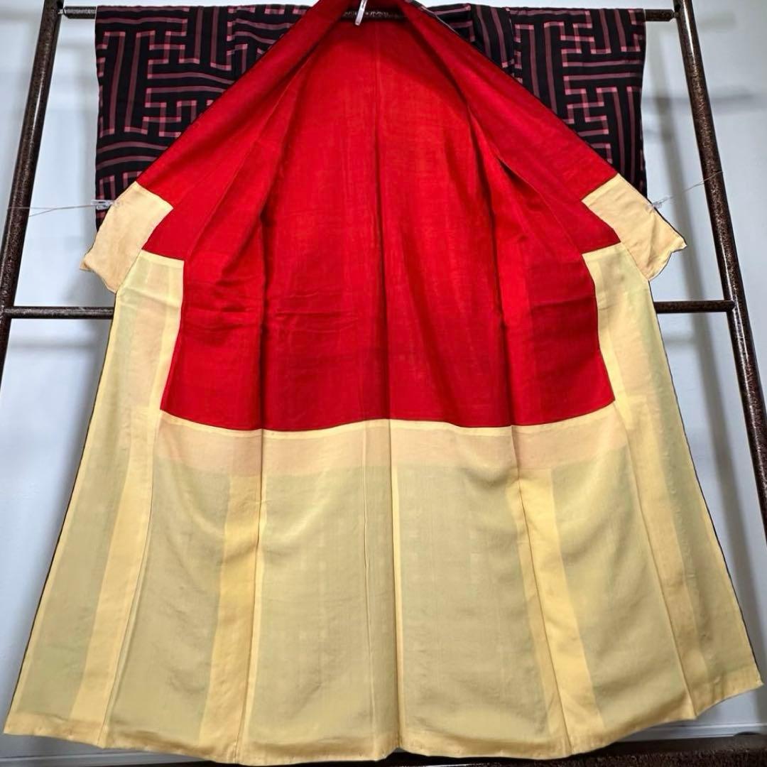 しつけ付き　正絹　袷　着物　和装　銘仙　ピンク　黒　155裄64 アンティーク