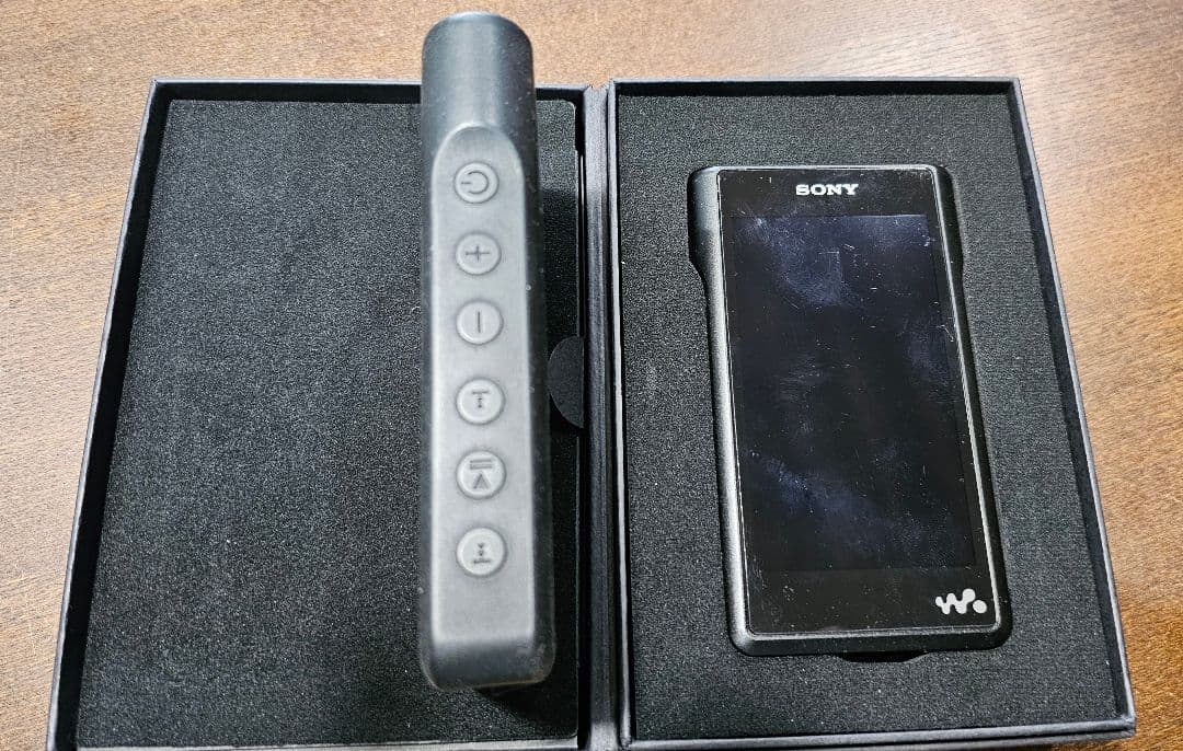 【バッテリー交換済中古美品】SONYウォークマンNW-WM1Aケース、リモコン付