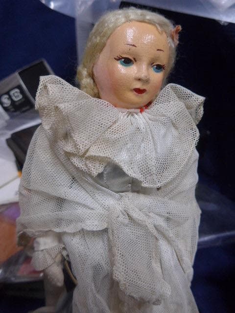 レースをまとったコンポジションヘッドの古い人形です。