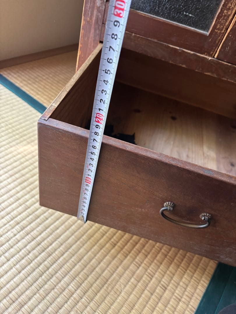 木製のブラウンキャビネット、4扉と1引き出し付き