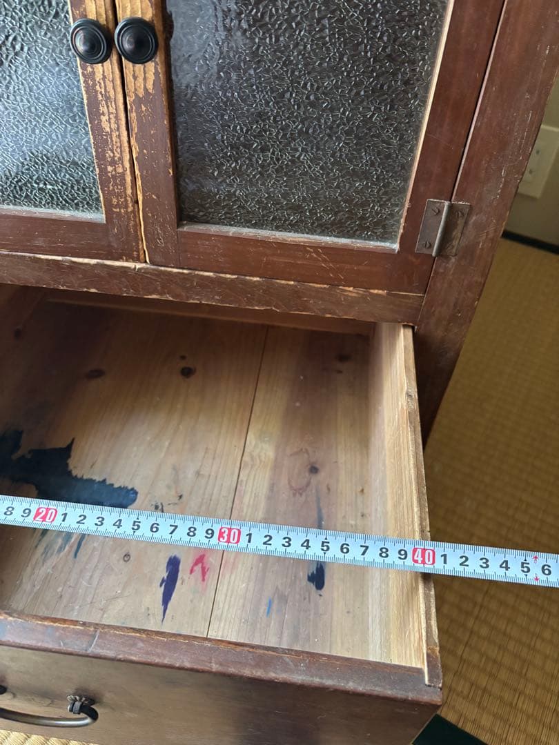 木製のブラウンキャビネット、4扉と1引き出し付き