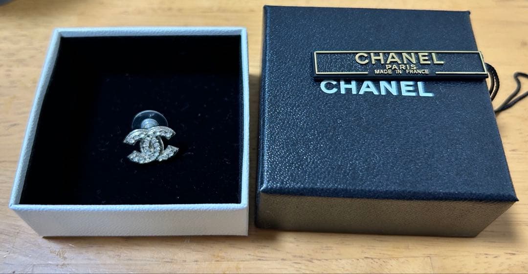 美品　CHANEL ロゴピアス ボックス付き
