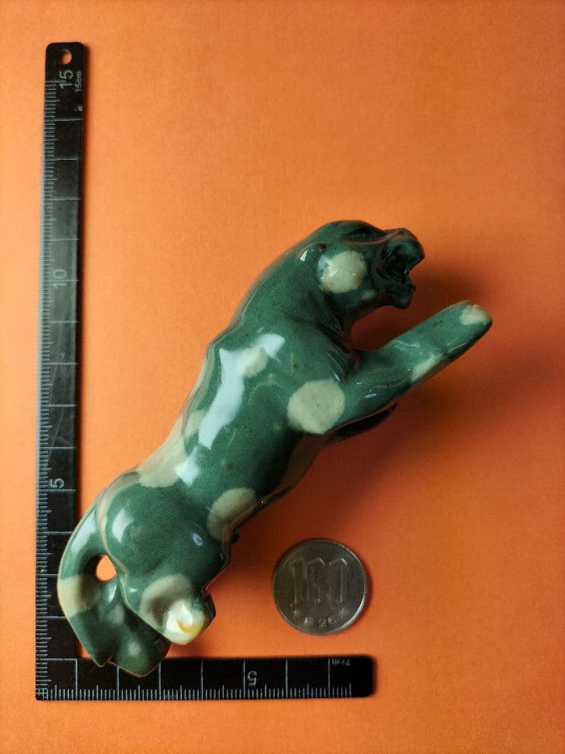 津軽錦石(つがるにしきいし)の ひょう の置物です。工芸品