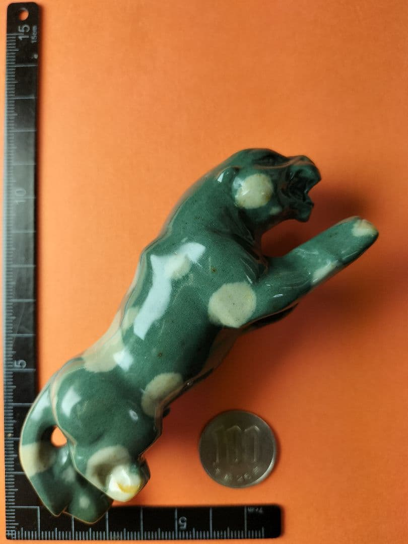 津軽錦石(つがるにしきいし)の ひょう の置物です。工芸品