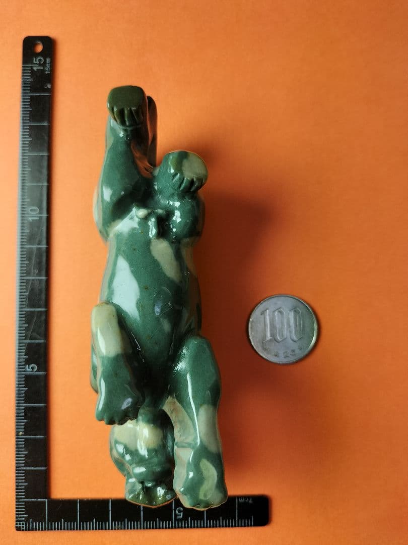 津軽錦石(つがるにしきいし)の ひょう の置物です。工芸品