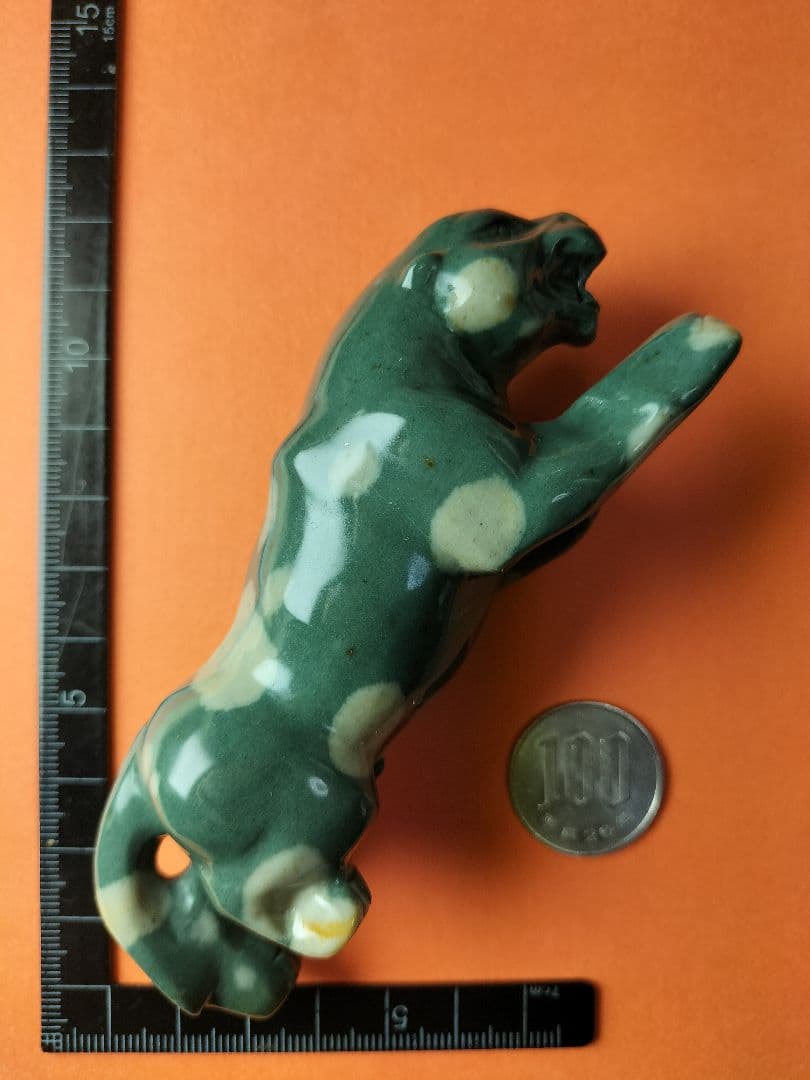 津軽錦石(つがるにしきいし)の ひょう の置物です。工芸品