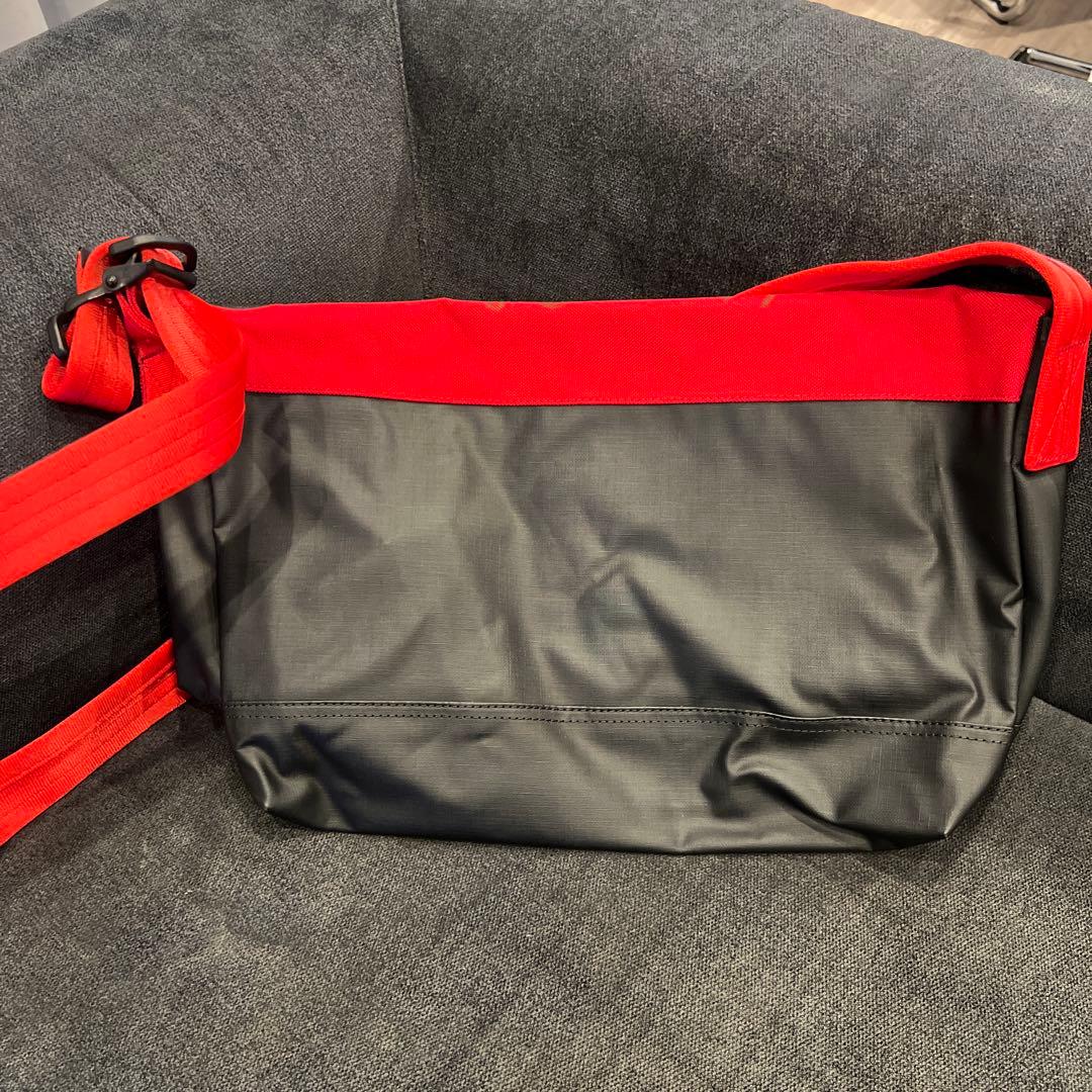 広島東洋カープ　選手直筆サイン入り　メッセンジャーバッグ 赤黒