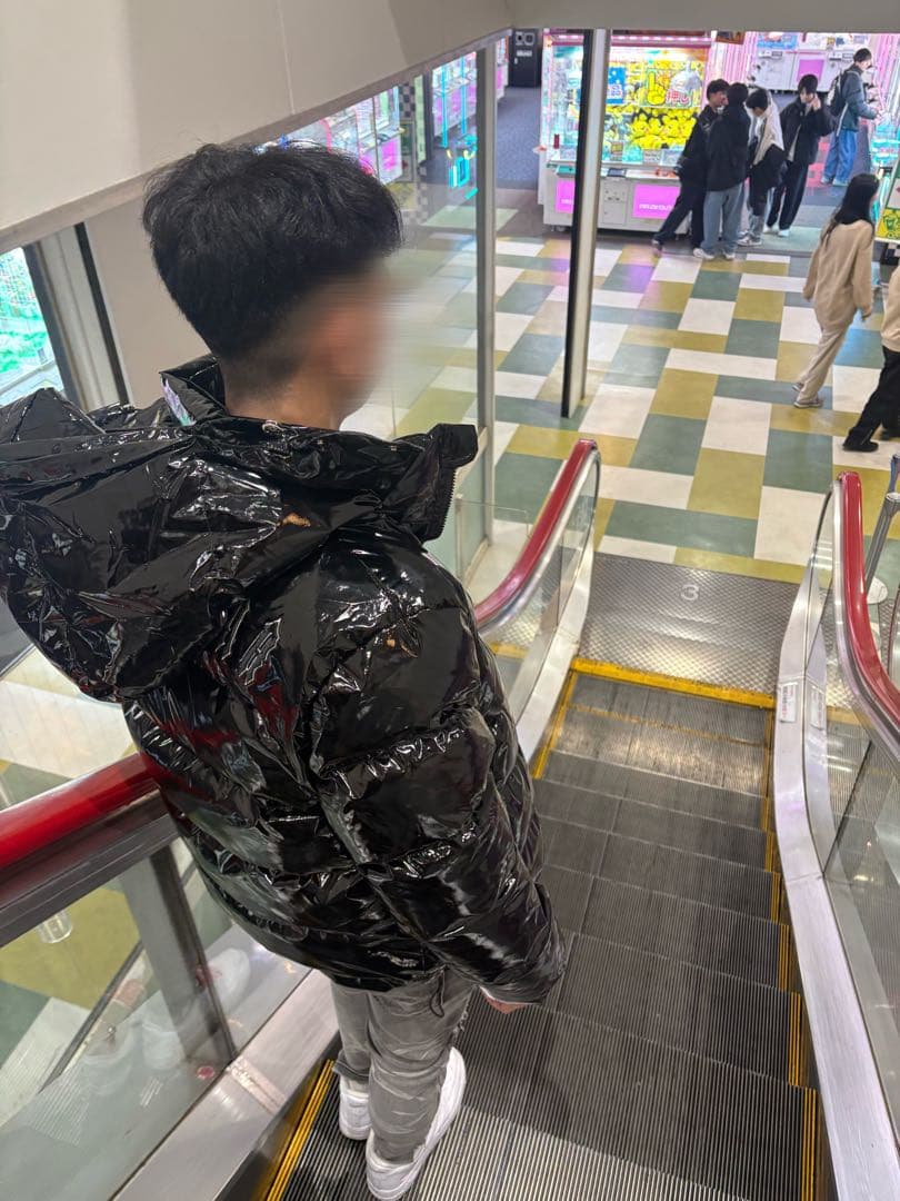 トラップスター　光沢 ブラック フード付き ダウンジャケット