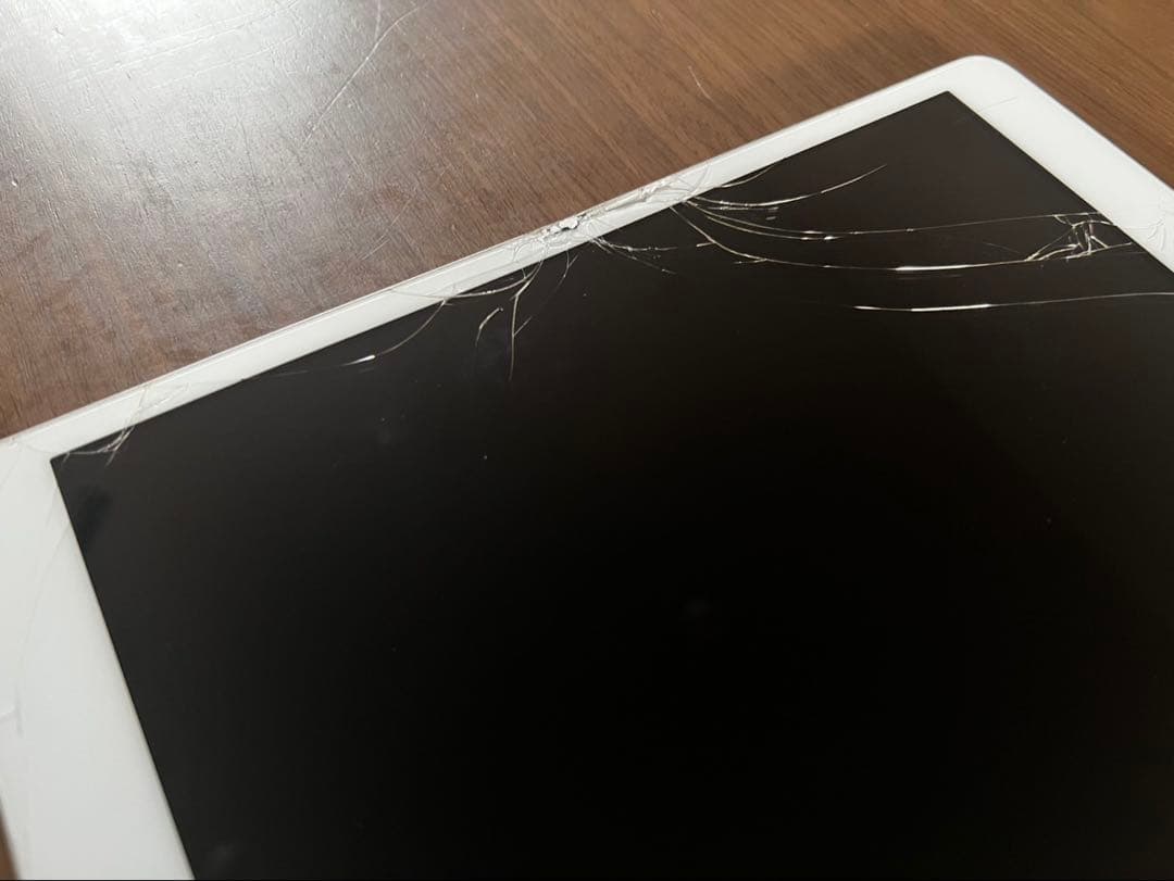 iPad 第8世代 32GB シルバー 画面割れあり ジャンク品