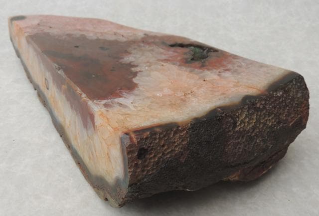 ▼　瑪瑙原石　▼台つき　重さ4.9kg　 めのう　メノウ　鑑賞石　鉱物　宝石