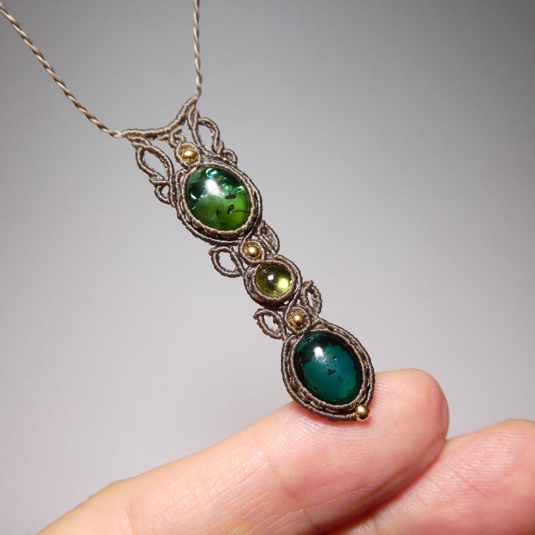 2種類のグリーンアンバー・ペリドットのマクラメネックレス